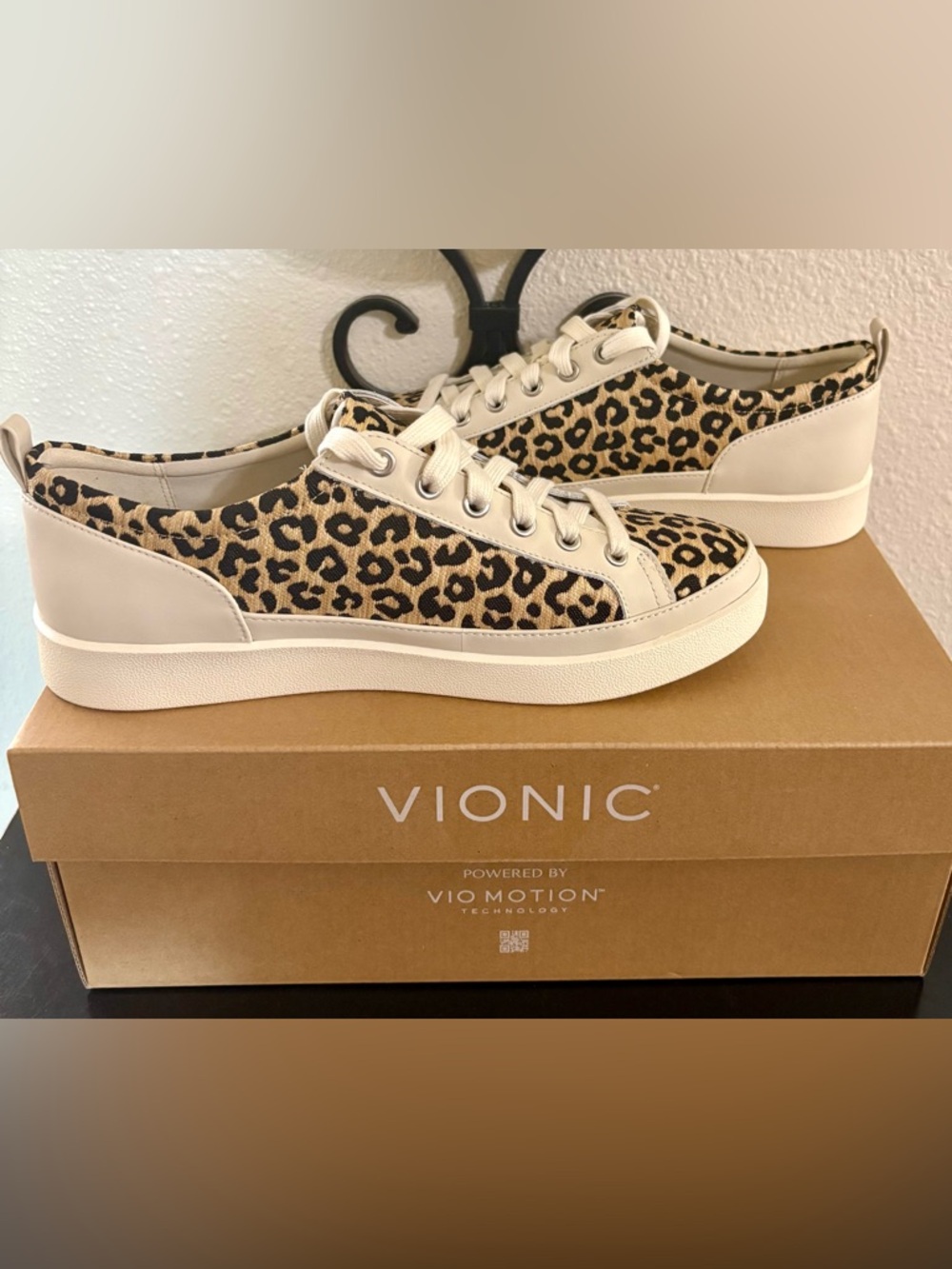 Vionic Winny Size 9 Wide Raffia Natural Canvas Sneakers, New w/ Box - Picture 4 of 7